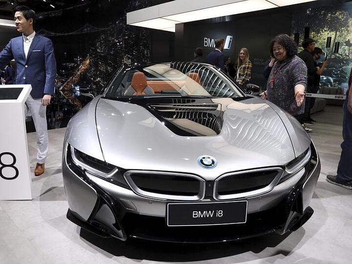 Auf der Automesse "Auto Shanghai" war BMW im April 2019 mit seinem Hybrid-Sportwagen i8 vor Ort.