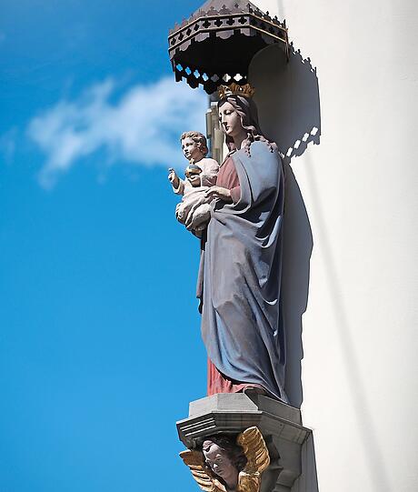 Diese Madonna aus dem Jahr 1860, eine von vielen im Hackenviertel, ist an der Damenstift- Ecke Brunnstraße zu bewundern. Fotos: Sigi Müller
