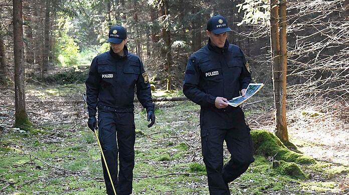 Polizisten auf Spurensuche im Perlacher Forst am Dienstag, 12. September. Sie suchen die seit November 2022 vermisste Vanessa Huber.