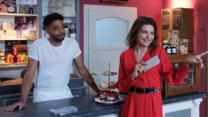 "Unter uns": Theo ist amüsiert baff, als Britta seine Konditorei mit ihrem Business in Beschlag nimmt.