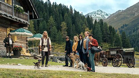 R&uacute;rik G&iacute;slason (v.l.n.r.), Kerim Waller, Anna Herrmann, Alexandra Maria Lara, Devid Striesow und Doga G&uuml;rer in einer Szene des Films "Eat Pray Bark &ndash; Therapie auf 4 Pfoten" (undatiert). Der Film ist seit 1. April auf Netflix zu sehen.