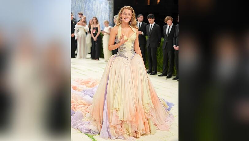 Blake Lively fiel bei der Met Gala nicht nur durch ihr opulentes Versace-Kleid auf, sondern auch durch ihre gute Laune.