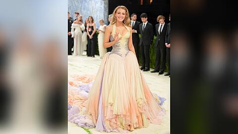 Blake Lively fiel bei der Met Gala nicht nur durch ihr opulentes Versace-Kleid auf, sondern auch durch ihre gute Laune.