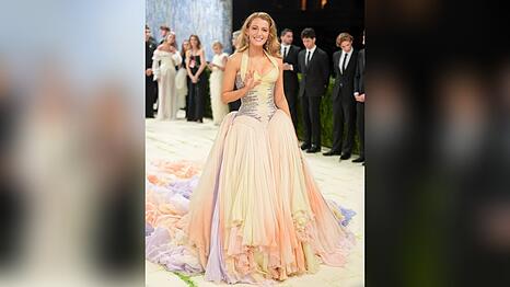 Blake Lively fiel bei der Met Gala nicht nur durch ihr opulentes Versace-Kleid auf, sondern auch durch ihre gute Laune.