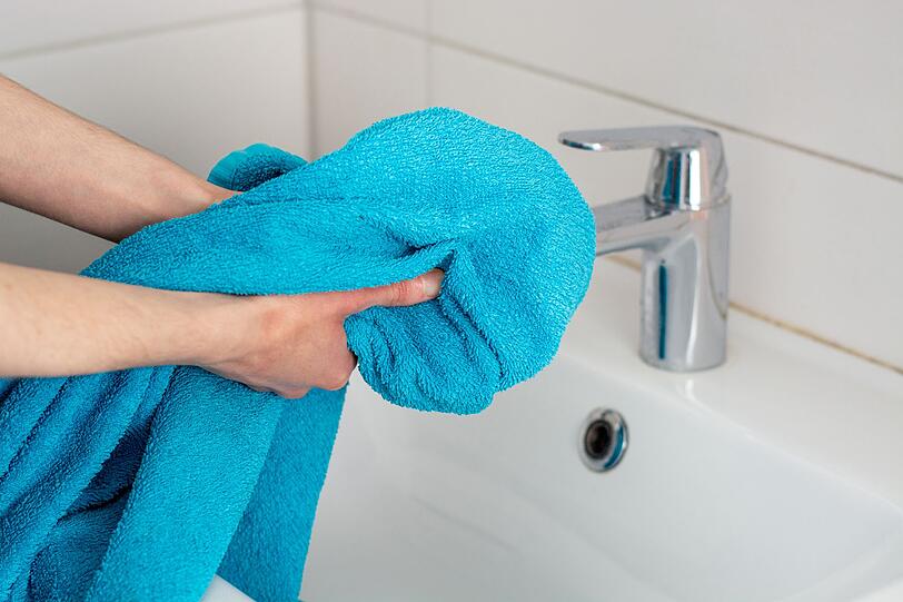 Ein kleiner Handgriff mit großer Wirkung: Reiben Sie nasse Armaturen nach der Benutzung trocken. So können sich Kalkflecken gar nicht erst bilden. Es empfiehlt sich, neben dem Waschbecken stets ein kleines Handtuch zu lagern, mit dem Sie beispielsweise nach dem Händewaschen den Wasserhahn abtrocknen können. Ein kleiner Handgriff mit großer Wirkung: Reiben Sie nasse Armaturen nach der Benutzung trocken. So können sich Kalkflecken gar nicht erst bilden. Es empfiehlt sich, neben dem Waschbecken stets ein kleines Handtuch zu lagern, mit dem Sie beispielsweise nach dem Händewaschen den Wasserhahn abtrocknen können.