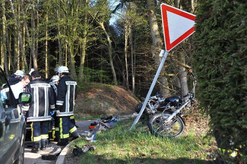 In einer Kurve hat der Zweiradfahrer aus ungeklärten Gründen die Kontrolle über sein Fahrzeug verloren und war gegen einen Baum und anschließend gegen ein Verkehrsschild geprallt. Der Fahrer erlitt schwere Verletzungen am Oberschenkel und musste mit dem Hubschrauber ins Krankenhaus abtransportiert werden.