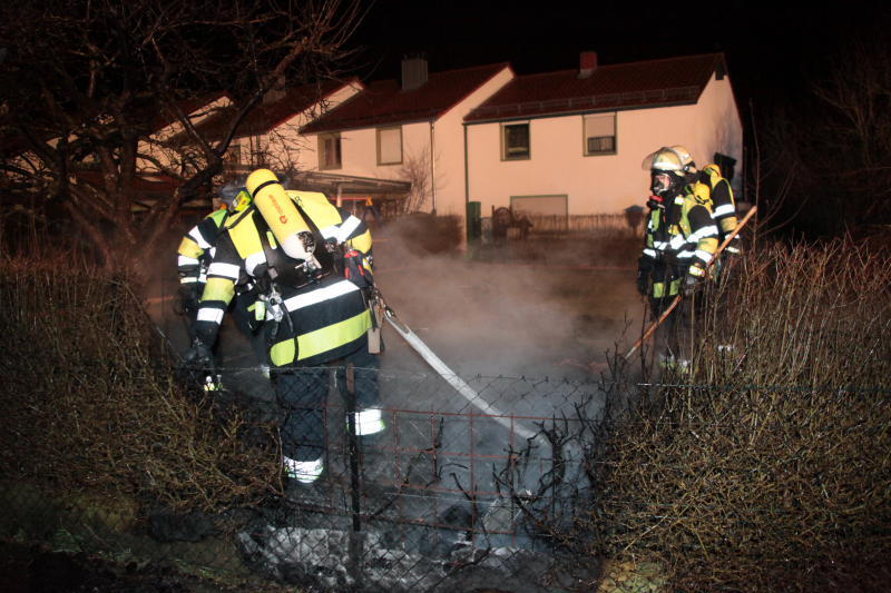 Eine Gartenhütte in Waldkraiburg ist in Flammen aufgegangen. Die Bilder vom Feuerwehr-Einsatz