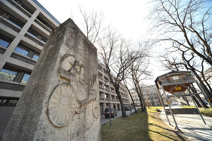 Autogerechte Stadt? Das Carl-Benz-Denkmal am Altstadtring.