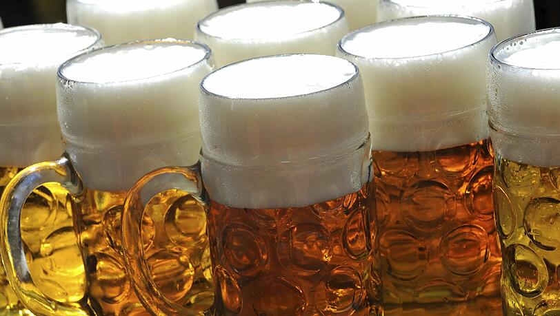 Wegen einer schlecht eingeschenkten Maß rastete ein Wiesn-Besucher komplett aus. (Symbolbild) Wegen einer schlecht eingeschenkten Maß rastete ein Wiesn-Besucher komplett aus. (Symbolbild)