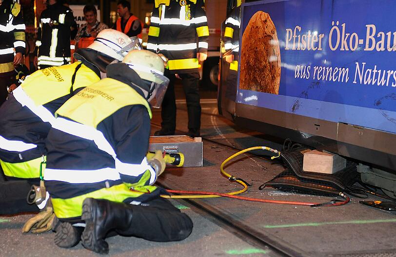 Die Feuerwehr musste helfen, die Tram wieder in die Spur zu bringen. Die Bilder vom Einsatz.