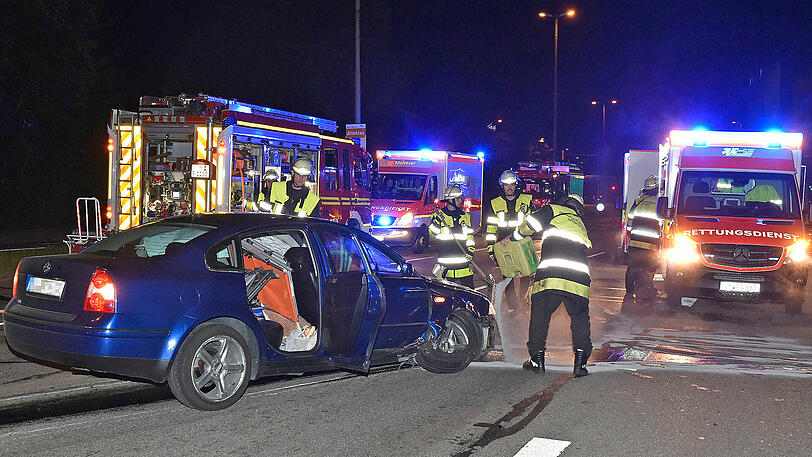 Zwei Autos touchieren sich an der Ausfahrt Ramersdorf - ein Fahrzeug prallt gegen die Leitplanke. Zwei Insassen verletzen sich schwer.