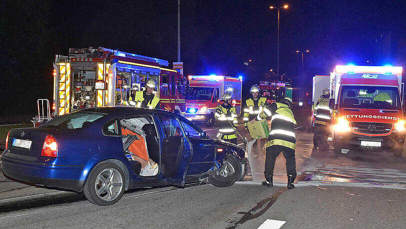 Zwei Autos touchieren sich an der Ausfahrt Ramersdorf - ein Fahrzeug prallt gegen die Leitplanke. Zwei Insassen verletzen sich schwer. Zwei Autos touchieren sich an der Ausfahrt Ramersdorf - ein Fahrzeug prallt gegen die Leitplanke. Zwei Insassen verletzen sich schwer.