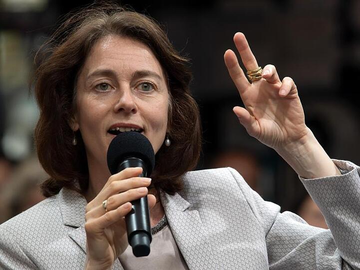 Bundesjustizministerin und Spitzenkandidatin der SPD, Katarina Barley, wirbt in Düsseldorf um die Stimmen der Wahlberechtigten.