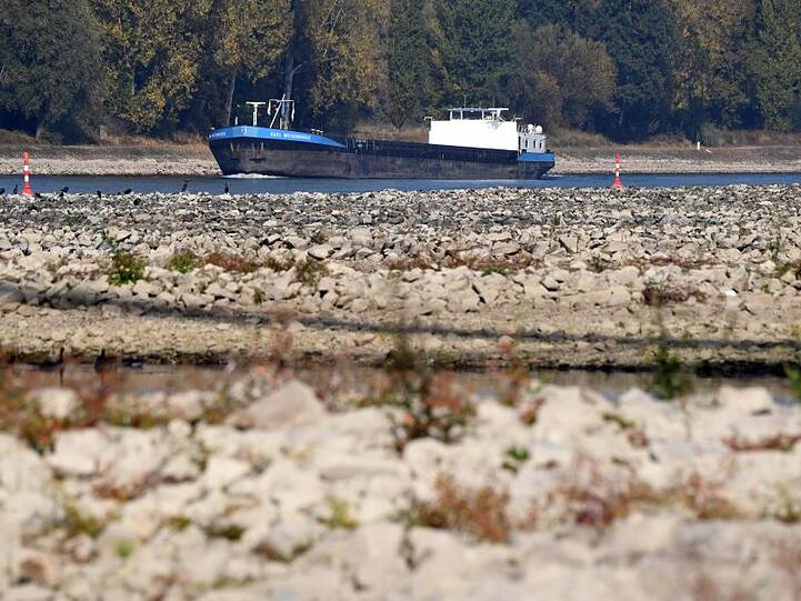Grund für die Lieferengpässe ist vor allem der niedrige Rheinpegel - deshalb können Tankschiffe nur noch halb so viel oder noch weniger Benzin und Diesel transportieren.