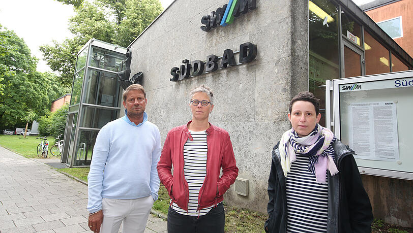 Die Eltern sind sauer: Andreas Overbeck, Christine Ulrich und Annegret Augustin vor dem Südbad.
