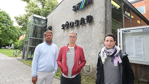 Die Eltern sind sauer: Andreas Overbeck, Christine Ulrich und Annegret Augustin vor dem Südbad.