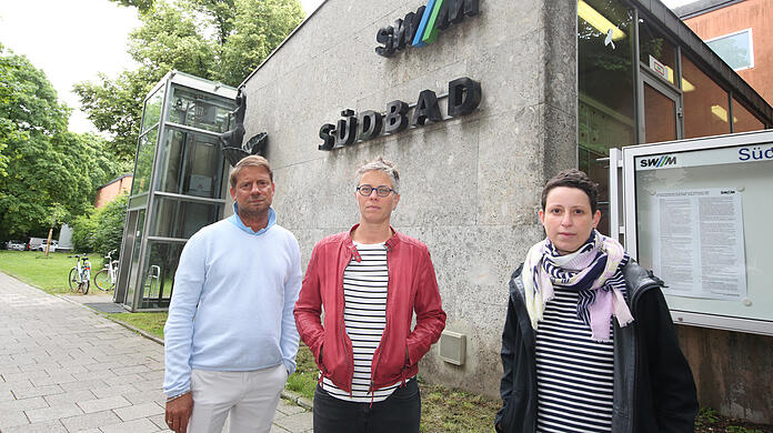 Die Eltern sind sauer: Andreas Overbeck, Christine Ulrich und Annegret Augustin vor dem Südbad.