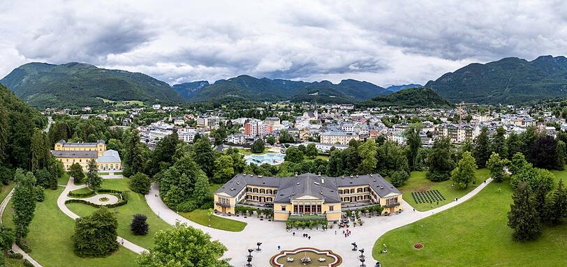 Bad Ischl ist Zentrum der europäischen Kulturregion Salzkammergut 2024. Im Vordergrund die Kaiservilla, links die Stallungen. Das ganze Gelände wird mit der Ausstellung "Ai Weiwei: Transcending Borders. Dialog mit der Hallstattkultur" bespielt.