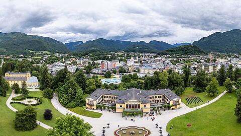Bad Ischl ist Zentrum der europäischen Kulturregion Salzkammergut 2024. Im Vordergrund die Kaiservilla, links die Stallungen. Das ganze Gelände wird mit der Ausstellung "Ai Weiwei: Transcending Borders. Dialog mit der Hallstattkultur" bespielt.