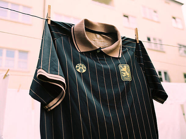 Der Andrang auf dieses Sondertrikot des TSV 1860 e.V. war riesig. Der Andrang auf dieses Sondertrikot des TSV 1860 e.V. war riesig.