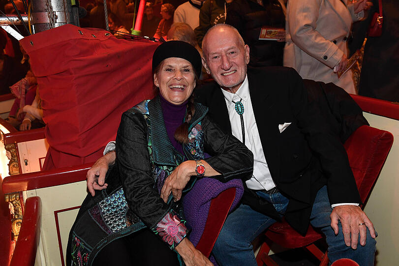 Schauspieler Sepp Schauer strahlte mit seiner Partnerin Corinna Binzer beim Event um die Wette. Schauspieler Sepp Schauer strahlte mit seiner Partnerin Corinna Binzer beim Event um die Wette.