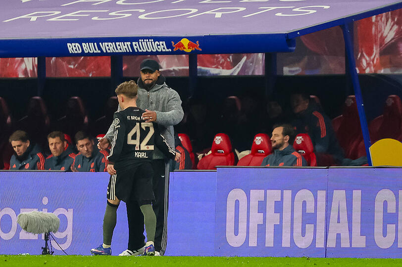 Gegen Leipzig ausgewechselt: Karl, hier mit Trainer Vincent Kompany.