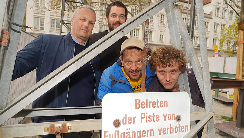 Die M&auml;nner hinter der Idee, einen Biergarten auf einem Stahlplateau zu er&ouml;ffnen: Das Schild ist original von den Liften aus der N&auml;he von Bad T&ouml;lz.