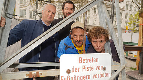 Die M&auml;nner hinter der Idee, einen Biergarten auf einem Stahlplateau zu er&ouml;ffnen: Das Schild ist original von den Liften aus der N&auml;he von Bad T&ouml;lz.