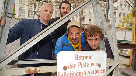 Die M&auml;nner hinter der Idee, einen Biergarten auf einem Stahlplateau zu er&ouml;ffnen: Das Schild ist original von den Liften aus der N&auml;he von Bad T&ouml;lz.