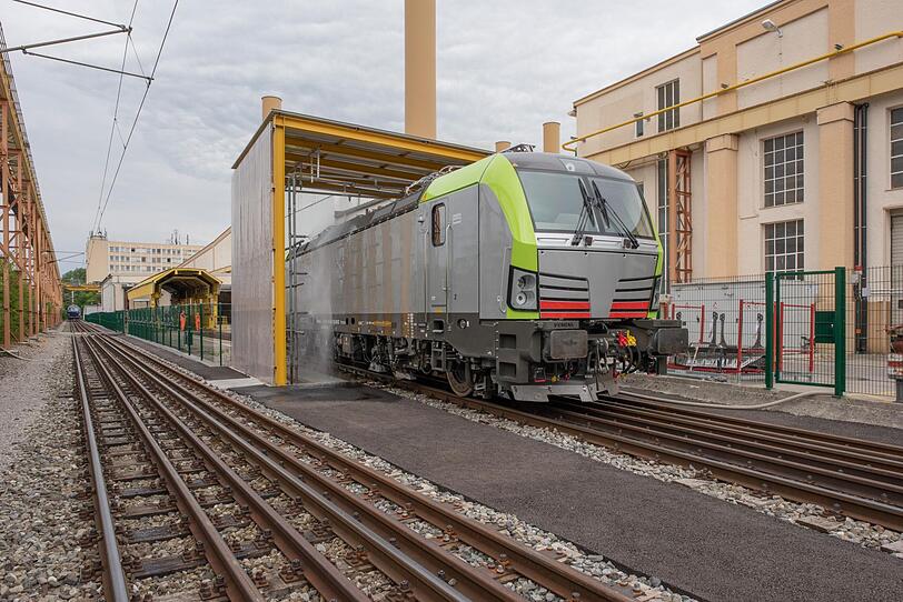 Der Siemens-Zug "Vectron". In dem Loktyp ist aus Kostengründen ein unabgefederter "Tatzlager-Antrieb" verbaut, der die Gleise mit rund vier Tonnen ungefederter Masse pro Achse belastet. Der Siemens-Zug "Vectron". In dem Loktyp ist aus Kostengründen ein unabgefederter "Tatzlager-Antrieb" verbaut, der die Gleise mit rund vier Tonnen ungefederter Masse pro Achse belastet.