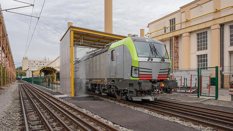 Der Siemens-Zug "Vectron". In dem Loktyp ist aus Kostengründen ein unabgefederter "Tatzlager-Antrieb" verbaut, der die Gleise mit rund vier Tonnen ungefederter Masse pro Achse belastet. Der Siemens-Zug "Vectron". In dem Loktyp ist aus Kostengründen ein unabgefederter "Tatzlager-Antrieb" verbaut, der die Gleise mit rund vier Tonnen ungefederter Masse pro Achse belastet.