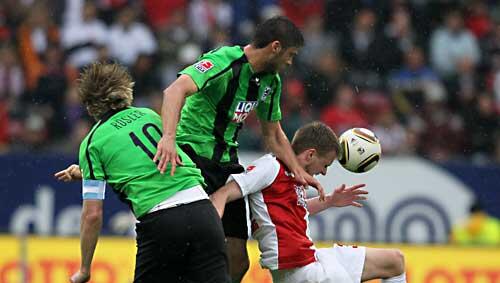 Kampf um die Lufthoheit: Sascha Rösler und Mate Ghvinianidze gegen Augsburgs Stephan Hain. Kampf um die Lufthoheit: Sascha Rösler und Mate Ghvinianidze gegen Augsburgs Stephan Hain.