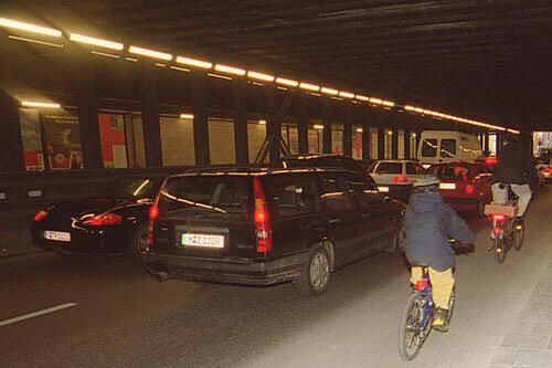Es geht auch friedlich: Radfahrer in der Paul-Heyse-Unterführung.
