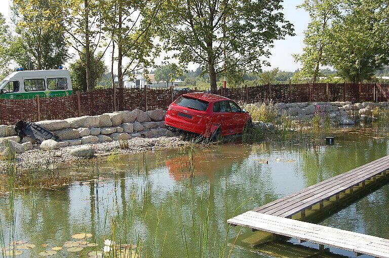 Der Audi RS 3 hat einen ungewöhnlichen Parkplatz gefunden: Mit fast 180 km/h raste  er in ein Biotop.