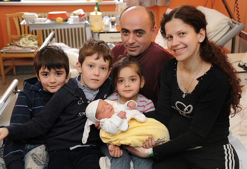 Am 1.1.2012 kam Malik in der Maiklinik auf die Welt und ist somit Münchens Neujahrskind. Papa Fuad, Cousin Mirza, Bruder Elmin und Schwester Emma freuen sich über den Familienzuwachs.