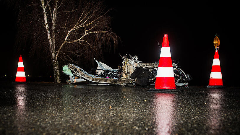 Der Wagen raste gegen einen Baum, entwurzelte ihn sogar. Der 35-jährige Fahrer starb noch am Unfallort.