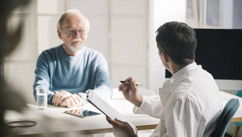 Wer aus Krankheitsgründen nicht mehr geschäftsfähig ist, braucht jemanden, der in seinem Sinne die Behandlung mit dem Arzt absprechen kann. Vollmacht, Betreuungs- und Patientenverfügung können da helfen.