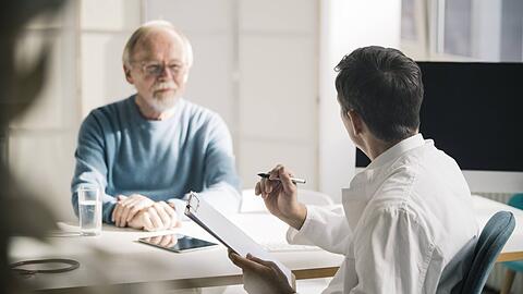 Wer aus Krankheitsgründen nicht mehr geschäftsfähig ist, braucht jemanden, der in seinem Sinne die Behandlung mit dem Arzt absprechen kann. Vollmacht, Betreuungs- und Patientenverfügung können da helfen.
