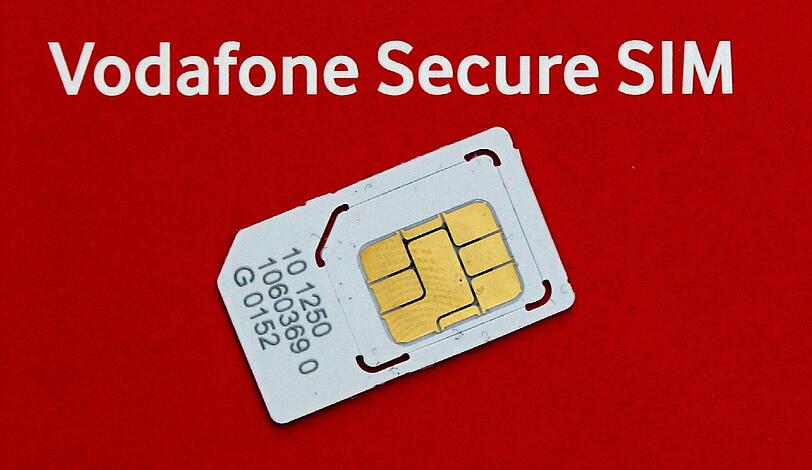 Datensicherheit wird auf der diesjährigen CeBit breit thematisiert. Mobiltelephonieren gehört bislang nicht zu den vertraulichsten Angelegenheiten. Die Secure-SIM könnte das ändern. In diese spezielle SIM-Karte wurde ein Sicherheitsprogramm eingebaut, das abhörsicheres Telephonieren ermöglicht sowie E-Mails und SMS verschlüsselt.