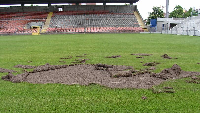 Attacke aufs heilige Grün: Unbekannte Täter haben den Rasen im Stadion an der Grünwalder Straße beschädigt. Attacke aufs heilige Grün: Unbekannte Täter haben den Rasen im Stadion an der Grünwalder Straße beschädigt.
