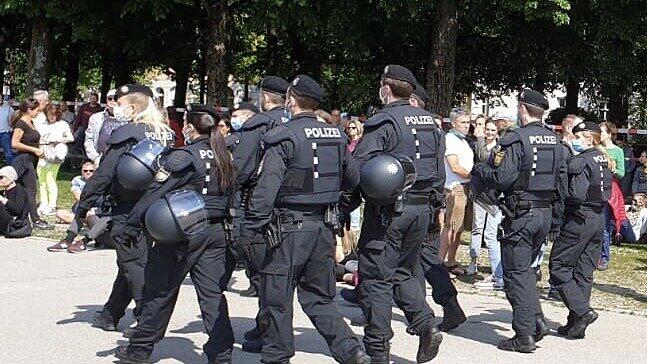 Über 1.000 Menschen standen ab halb vier außerhalb der Absperrungen an der Stielerstraße - Ecke Bavariaring, ohne Mundschutz und dicht an dicht. Die Polizei schritt ein. Zweimal wurde vorab mit Lautsprecherdurchsagen aufgefordert, das Terrain zu verlassen.