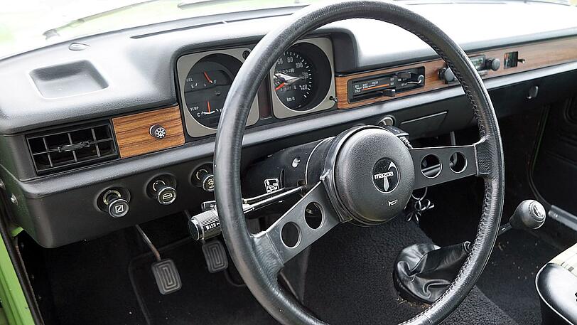 Spartanische Ausstattung: Beim Kaltstart des Mazda 323 ist ein vorsichtiger Umgang mit dem Choke-Hebel ganz links geboten.
