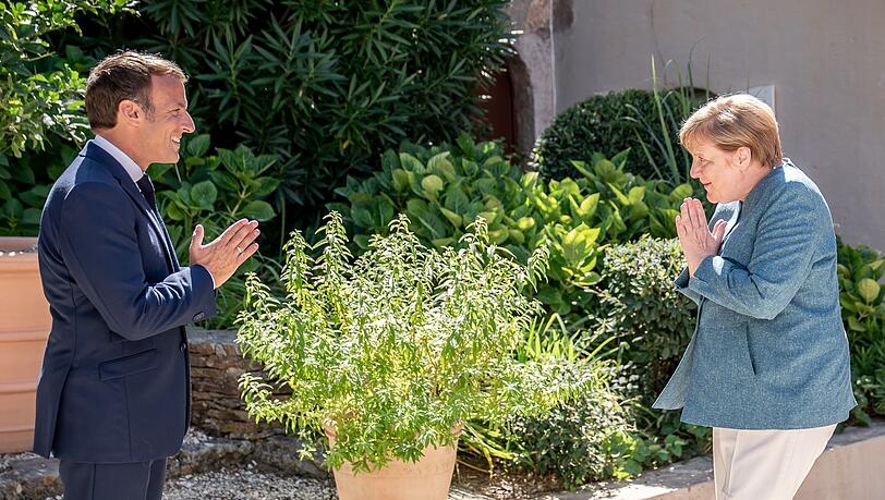 Der Abstand ist allein Corona geschuldet: Emmanuel Macron, Präsident von Frankreich, begrüsst Bundeskanzlerin Angela Merkel im Fort de Bregancon.