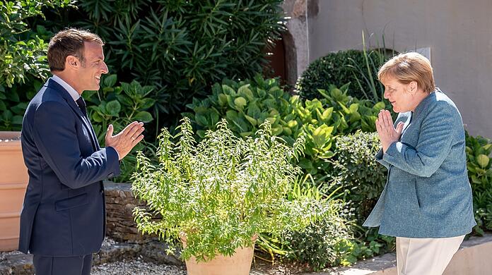 Der Abstand ist allein Corona geschuldet: Emmanuel Macron, Präsident von Frankreich, begrüsst Bundeskanzlerin Angela Merkel im Fort de Bregancon.
