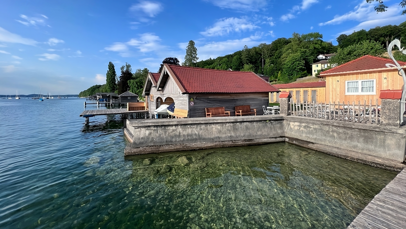 Äußerst idyllisch: die exklusiven Seegrundstücke in Leoni am Starnberger See.