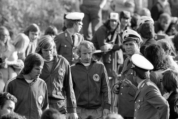 Trainingslager Deutschland vor der WM 1974 in Malente: Jupp Heynckes (links), Günter Netzer und Berti Vogts. Trainingslager Deutschland vor der WM 1974 in Malente: Jupp Heynckes (links), Günter Netzer und Berti Vogts.