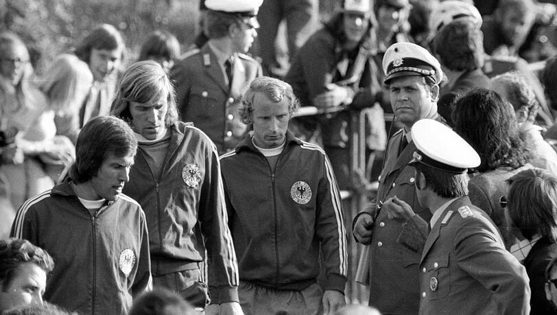 Trainingslager Deutschland vor der WM 1974 in Malente: Jupp Heynckes (links), Günter Netzer und Berti Vogts. Trainingslager Deutschland vor der WM 1974 in Malente: Jupp Heynckes (links), Günter Netzer und Berti Vogts.