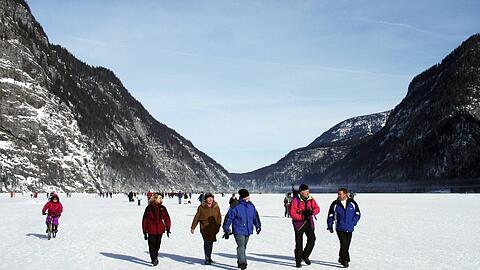 Menschen laufen &uuml;ber den zugefrorenen K&ouml;nigssee im Berchtesgadener Land im Jahr 2006. Seitdem ist der See kein einziges Mal so zugefroren, dass er zum Begehen freigegeben worden ist.