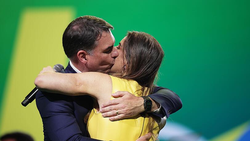 Flávio Bolsonaro küsst seine Frau Fernanda während des Parteitags der Liberalen Partei. Flávio Bolsonaro küsst seine Frau Fernanda während des Parteitags der Liberalen Partei.