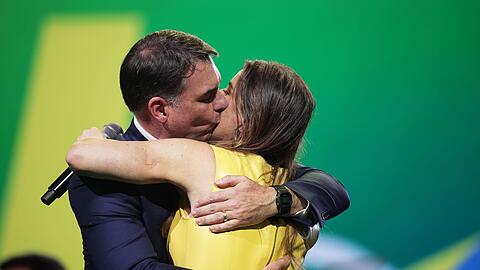 Flávio Bolsonaro küsst seine Frau Fernanda während des Parteitags der Liberalen Partei. Flávio Bolsonaro küsst seine Frau Fernanda während des Parteitags der Liberalen Partei.